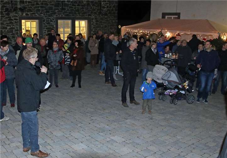 Der 1. Vorsitzende des KVV Thür gibt den Countdown für die Beleuchtung des Thürer Weihnachtsbaumes.