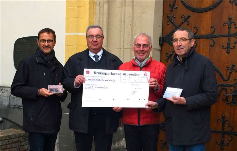 Der 1. Vorsitzende des Kammerchors übergibt einen Scheck an Paul Radermacher, Pfarrer Jörg Meyrer und Dekanatskantor Klaus-Dieter Holzberger.Foto: privat