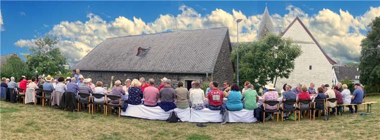 Der 1. Vorsitzende des Kultur- und Verschönerungsvereins Thür begrüßte seine Gäste zum Mitgliedertag unter dem Motto „Leben wie Gott in Frankreich“. Fotos: privat