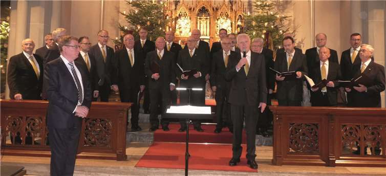 Der 1. Vorsitzende des MGV Thür, Friedrich Hermes (Mitte) begrüßte zahlreiche Besucher des Neujahrskonzertes in der Thürer Pfarrkirche. FRE