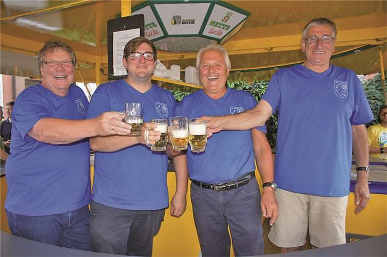 Der 1. Vorsitzende des Spielmannszugs Markus Hoffend (2.v.l.) freute sich über die tatkräftige Mithilfe der Vereinsmitglieder.GH