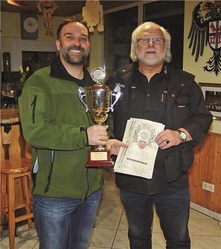 Der 1. Vorsitzende des Sportschützen-Team Pellenz 1995 e.V., Wilfried Hanke, zeichnet den Sieger des Osterschießens, Martin Schumacher, mit Urkunde, Sachpreis und dem Wanderpokal aus.privat