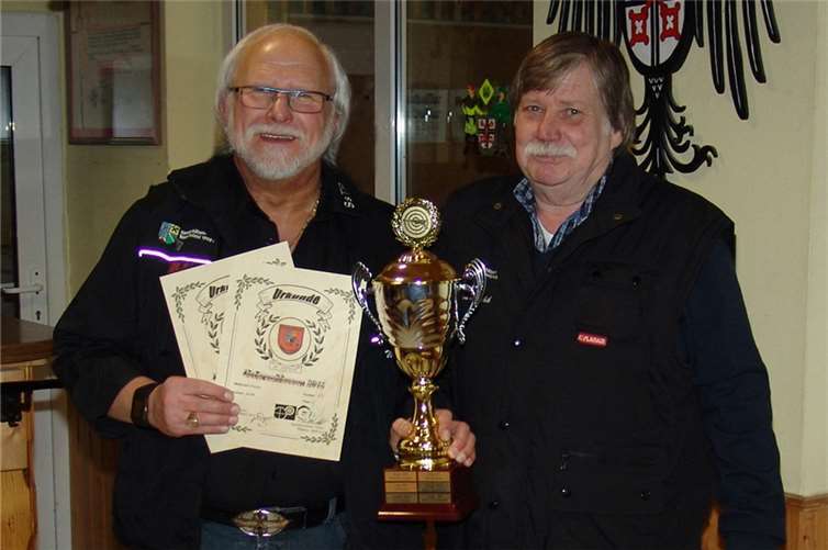 Der 1. Vorsitzende des SsTP, Wilfried Hanke, erhielt als Sieger des Pokal-Osterschießens aus den Händen des Sportwarts Michael Woitaschik, Urkunde, Wanderpokal und einen Sachpreis. privat