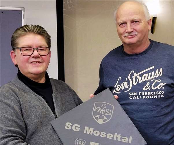 Der 1. Vorsitzende des TSV Lay, Klaus Schneider (re.), überreicht seinem scheidenden Kollegen Manfred Eckhardt eine Schiefertafel mit einer Gravur der SG Moseltal.  Foto: FSV Dieblich