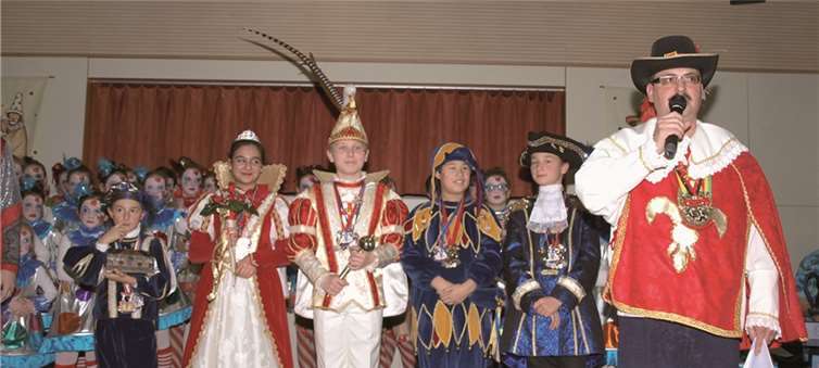 Der 1. Vorsitzende des Trommler- und Pfeifer-Corps Karthause, Frank Stercklen begrüßte mit Stolz das Kinderprinzenpaar Prinz Timon I. und Prinzessin Melissa I., der „Fidele Mädcher“ Wallersheim.US
