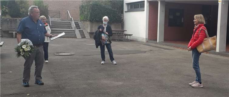 Der 1. Vorsitzende des TuWi-Adenau Detlev Goebel (1.v.l.) dankte Christa Fischer anlässlich ihrer Verabschiedung für ihre über 20-jährige Tätigkeit als Übungsleiterin. Foto: privat