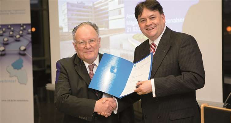 Der 1. Vorsitzende des VDI, Dipl.-Wirtsch.-Ing. Jürgen R. Dietrich MBM, überreichte Urkunde und Ehrenabzeichen an Prof. Dr.-Ing. Peter Wiegner aus Vallendar.privat