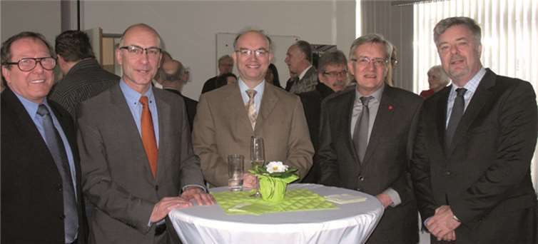 Der 1. Vorsitzende des VFG, Hans-Jürgen Hugenschmidt, mit dem 1. Bürgermeister von Meckenheim, Bert Spilles, dem 1. stellvertretenden Bürgermeister, Michael Sperling, dem vorsitzenden Ausschuss für Schule, Sport und Kultur, Rolf Engelhardt und Werner Albrecht, Abgeordneter des Kreistages.Privat