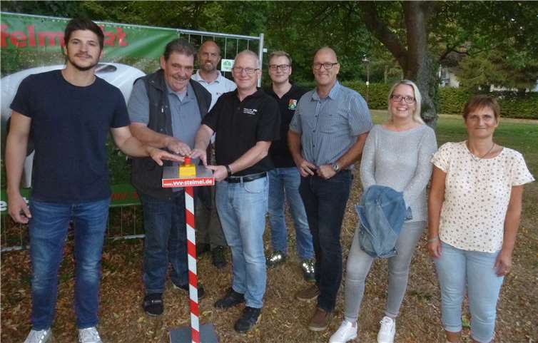 Der 1. Vorsitzende des VVV, Volker Nelles, schaltete zusammen mit Ortsbürgermeister, Wolfgang Theis und dem Web-Designer, Aljoscha Kleber auf Knopfdruck die neue Seite online.privat