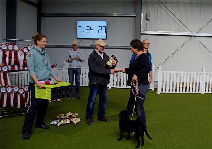 Der 1. Vorsitzende des Vereins Bruno Odenkirchen gratulierte den Platzierten. 