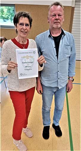 Der 1. Vorsitzende ehrt das neue Ehrenmitglied Karin Eregger für 40-jährige Vereinstreue.  Foto: privat