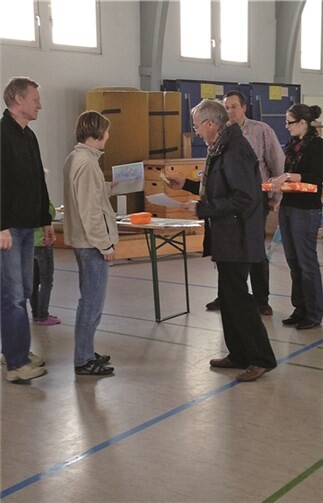 Der 1. Vorsitzende gratuliert Familie Krämer zum 3. Platz. privat