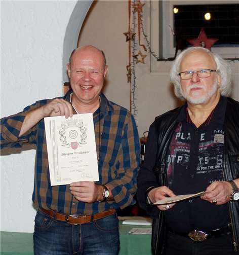 Der 1. Vorsitzende übergibt Jürgen Seninger eine Urkunde für seine guten Schießleistungen.