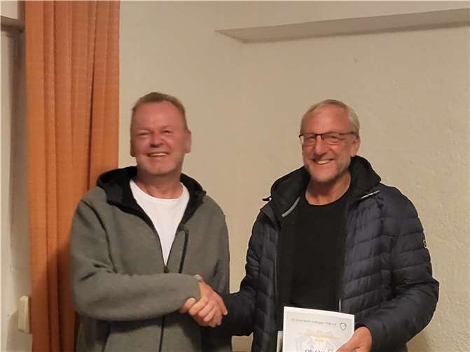 Der 1. Vorsitzende würdigte das neue Ehrenmitglied Olaf Wulf für 40-jährige Vereinstreue.  Foto: privat