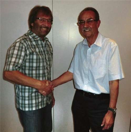 Der 1. Vorsitzenden Dieter Winkel (l.) gratuliert dem neu gewählten 2. Vorsitzenden und pädagogischen Leiter K. Erich Lassau.privat