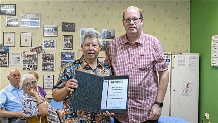 Der 1. Vorsitzenden des Eisenbahner Sportvereins Franz Buslay (links) mit dem Regionsvorsitzenden des Verbandes deutscher Eisenbahner Sportvereine (VDES) Klaus Schwarte nach Überreichung der Jubiläumsurkunde.  Foto: privat