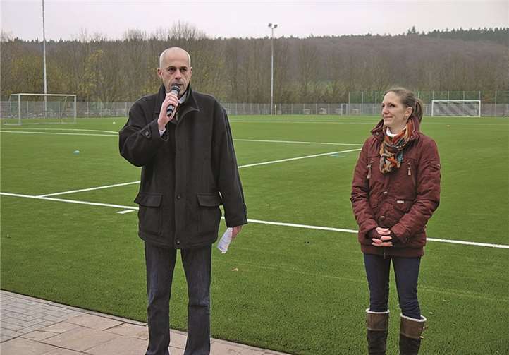 Der 1. Vorsitzender Ralf Thomm und die 2. Vorsitzende Sandra Bures geben den Kunstrasenplatz frei.privat