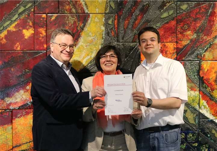 Der 1. stellvertretende Schulleiter, Herr Mittelberg, konnte die entsprechende Urkunde aus der Hand des Staatssekretärs Hans Beckmann entgegennehmen.privat