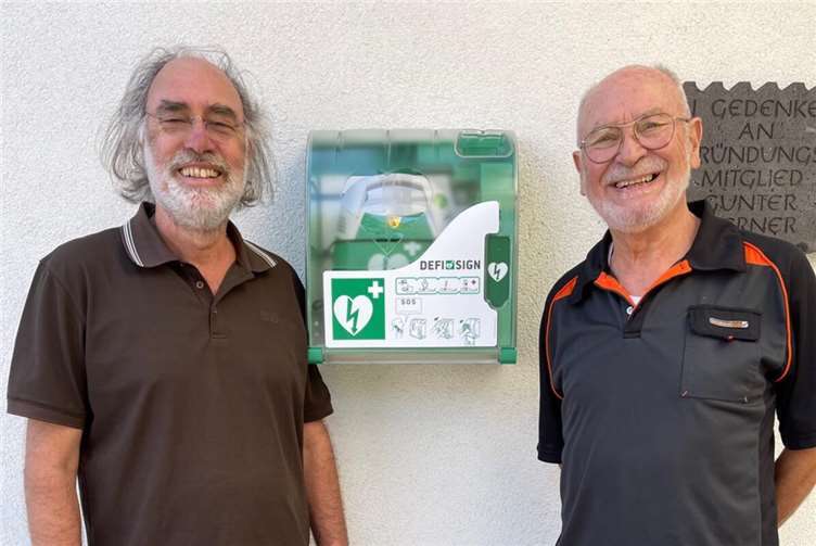 Der 1. und 2. Vorsitzende nach der erfolgreichen Installation des Defibrillators.  Foto: PostSV Remagen