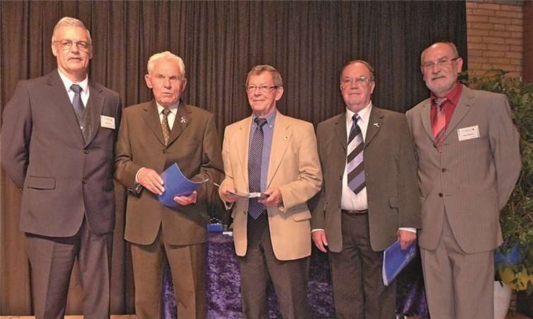 Der 1. und 2. Vorsitzenden sowie die Gründungsmitglieder wurden für 50-jährige Mitgliedschaft im Verein geehrt.Privat