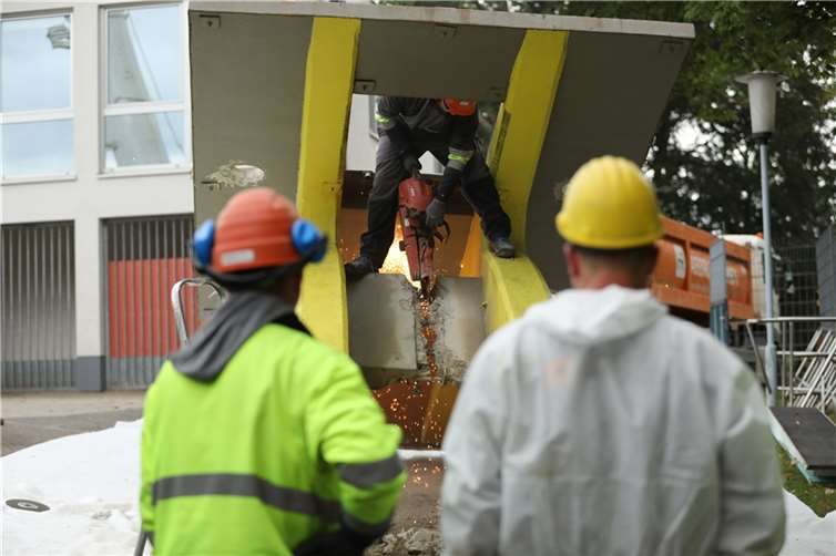 Der 10-Meter-Sprungturm wird zerlegt.