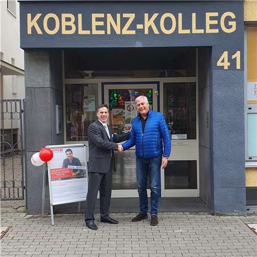 Der 100. Abiturient, Dieter Kirchner, im Gespräch mit dem stellvertretenden Schulleiter des Koblenz-Kollegs, Alexander Valasiadis.  Quelle: Koblenz-Kollegs