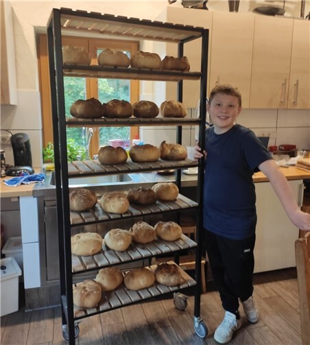 Der 11-jährige Max ist jüngstes Einzelmitglied im Verein. Er half bei der Verteilaktion, bei der die Mitglieder ein frisches Backesbrot - für die Familienmitglieder gab es zwei Brote - erhielten. Foto: privat