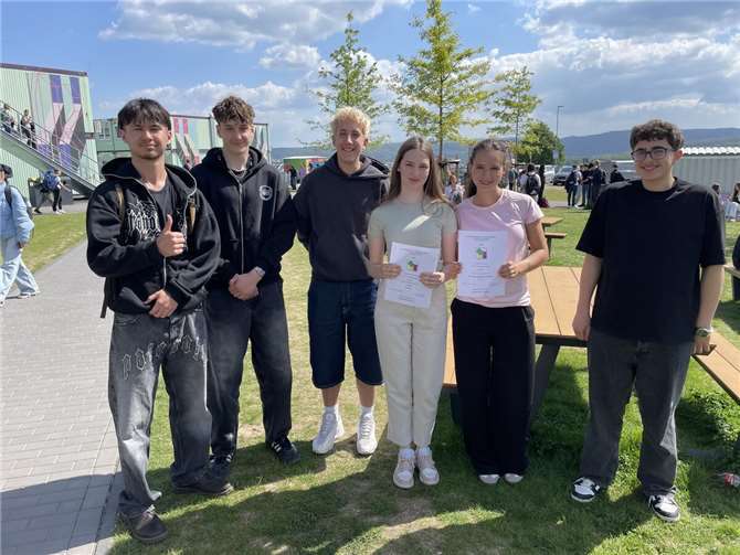 Der 11er-Leistungskurs Mathematik von Frau Karlein hat den ersten Platz unter den Leistungskursen belegt und damit den Titel aus dem Vorjahr erfolgreich verteidigt. Foto: privat