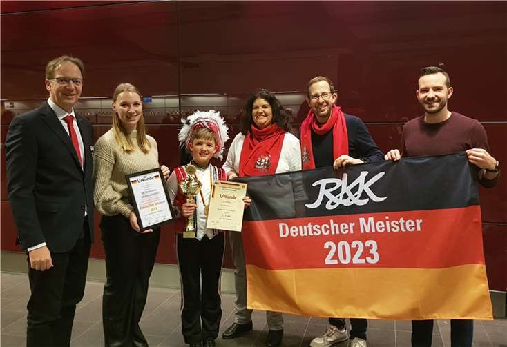 Der 11jährige Ben Mattlener wurde in seiner Altersklasse DeutscherMeister im Gardetanzsport. Über seinen Erfolg freuten sich (v.l.n.r.) das RKK-Vorstandsmitglied Horst Hohn, die Trainerin Alina Koch, die Eltern Susanne und Andreas Mattlener sowie sein Onkel Andreas Bengel. Fotos: KH
