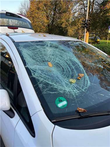 Der 12-Jährige war mit dem Kopf gegen die Windschutzscheibe des beteiligten Pkw geprallt. Foto: Kreispolizeibehörde Rhein-Sieg-Kreis