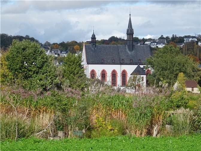 Der 13 m lange Ausschnitt des Gartens mit der Sankt Georgskirche im Hintergrund. Fotos: privat