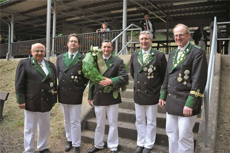 Der 134. Brohler Schützenkönig, Andre Frenzel (Mitte), mit (v.l.) Brudermeister Werner Fußhöller, dem König des Vorjahres Henrik Hahn, Leutnant Thomas Nonn und Oberleutnant Peter Nonn.RÜ