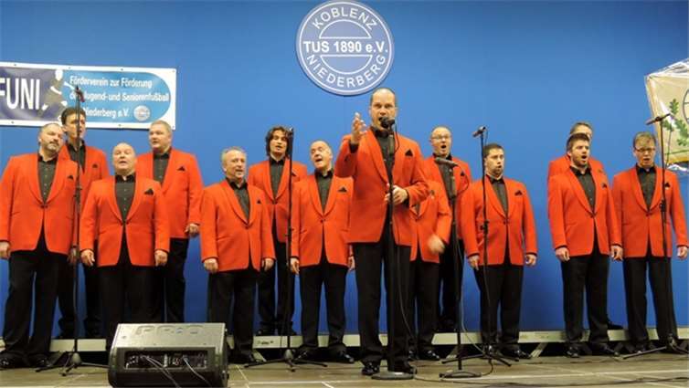Der 14-stimmige Chor der Mainzer Hofsänger brachte ein großartiges Konzert auf die Niederberger Sportpark-Bühne. Am Klavier begleitete sie Andreas Leuck.