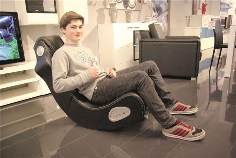 Der 16-jährige Julian freut sich über einen so genannten „Soundchair“.privat