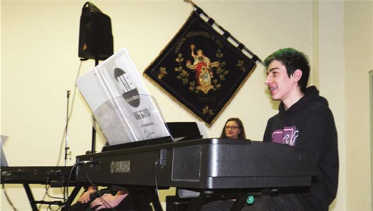 Der 16-jährige Nachwuchsmusiker Chiron Bodden (Klavier) beeindruckte mit einer Solodarbietung.