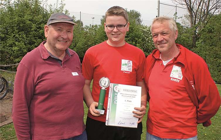 Der 16-jährige Pascal Müller ist ein hoffnungsvolles Nachwuchstalent im Boulesport. Worte der Gratulation erhielt er von Rudi Reisdörfer (links) und Karl-Heinz Müller (rechts), seinem Heimatverein „MoDos“ des SSV Urmitz-Bahnhof. GH