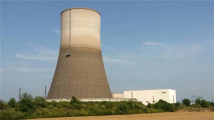 Der 162 Meter hohe Kühlturm war das markante Wahrzeichen des Kernkraftwerks Mülheim-Kärlich. Vor exakt 50 Jahren begannen die Bauarbeiten für die Anlage. Foto: Hohn
