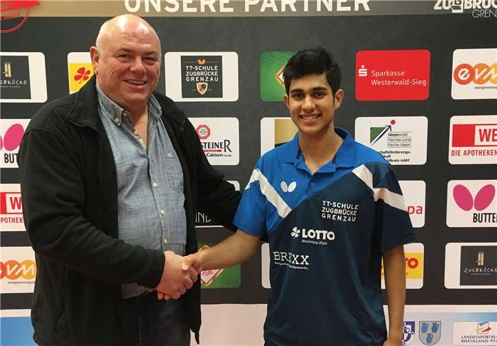 Der 18-jährige US-Amerikaner Kanak Jha wird vom 1. FSV Mainz 05 zur kommenden Saison zum Traditionsklub in den Westerwald wechseln. ((vl.) 1. Vorsitzender Frank Knopf mit Kanak Jha).TTC Zugbrücke Grenzau
