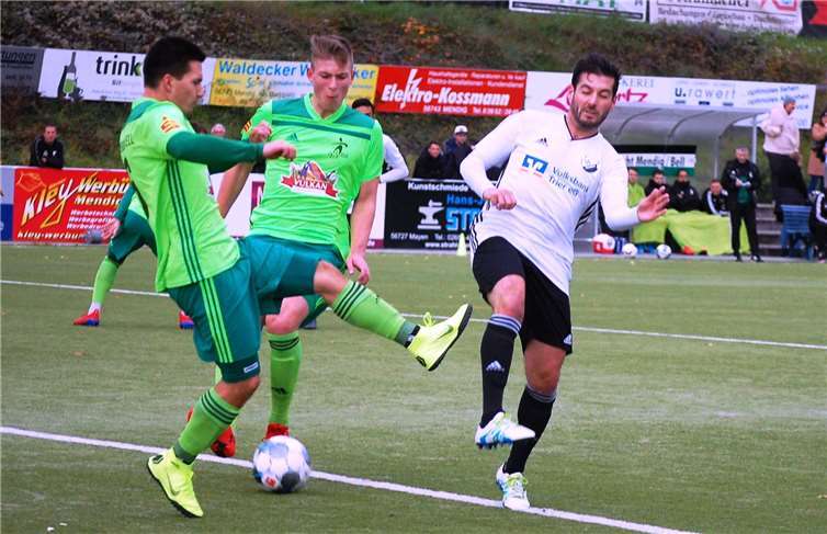 Der 19-jährige Stürmer Mats Weiler (Mitte) musste auch häufig in der Abwehr aushelfen.Fotos: SK