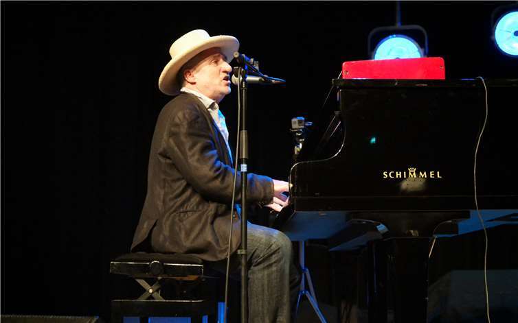 Der 1962 in England geboreneMusiker Jon Cleary begeisterte das Publikum mit seinersouligen Stimme und dem Bluesgefühl aus seiner Wahlheimat New Orleans.