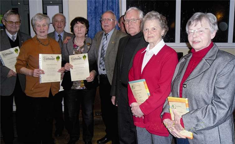 Der 1.Vorsitzende des Eifel- und Heimatvereins Rheinbach, Heinz Kessel, mit ausgezeichneten Mitgliedern. privat