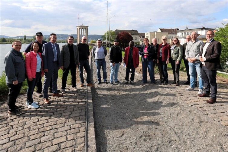 Der 2. Bauabschnitt der Neugestaltung des Rheinufers läuft. Die Mitglieder der Bündnisfraktionen von CDU, Bündnis90/die Grünen, BSW, FWG und FDP vor Ort. „Wir stärken mit dieser Investitione nachhaltig Infrastruktur, Wirtschaft, Handel, Gastronomie und Tourismus in unserer Stadt. 