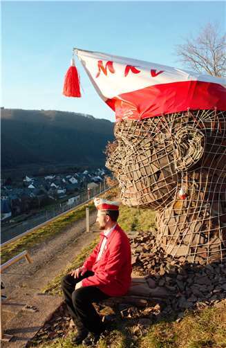 Der 2. Vorsitzende Christoph Andres neben dem Kopf, mit einer Narrrenkappe aus den 50er Jahren.