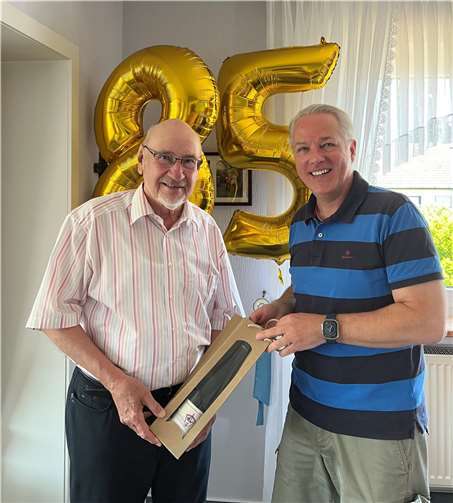 Der 2. Vorsitzende Michael Güls gratulierte NCV-Ehrenmitglied Eberhard Kautz zum 85. Geburtstag.  Foto: M. Güls/NCV