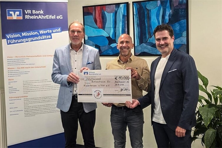 Der 2. Vorsitzende Ralf Schneider und der 1. Vorsitzende Jörg Groß des „Botzedresse für Kinderherzen in Not e.V.“ nehmen den Scheck der VR Bank RheinAhrEifel, übergeben von Dirk Wey, Bereichsleiter Private Banking der VR Bank RheinAhrEifel eG entgegen.