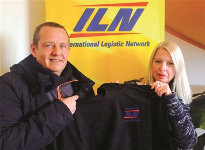 Der 2. Vorsitzende Sven Pörzgen (li.) übernahm sehr zur Freude der Jugendspieler des SC Rhein-Ahr Sinzig die Kapuzenshirts aus der Hand von Angelika Staroske von International Logistic Network. privat