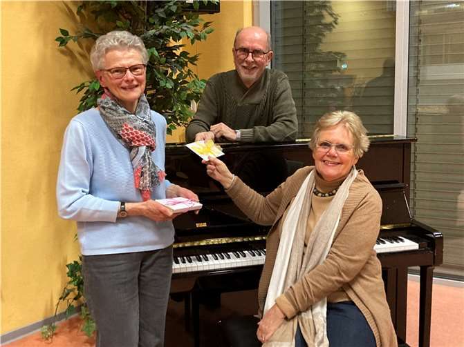 Der 2. Vorsitzende Ulrich Rothkegel beglückwünscht Mechthild Grüb-Hartung und Gisela Weckwert für 40 Jahre Mitgliedschaft im FCM.  Foto: privat