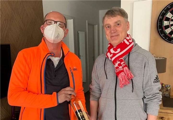 Der 2. Vorsitzende des Ahrweiler BC, Frank Schönherr, ließ es sich nicht nehmen, einer Legende wie Wolfgang Keller persönlich zu gratulieren. Foto: privat