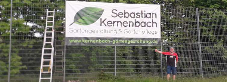 Der 2. Vorsitzende des Birresdorfer Sportclubs, Gerd Harzem, nach Anbringung des Banners am Leimersdorfer Sporplatz. Foto: privat