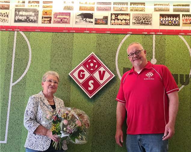 Der 2. Vorsitzende des GSV, Herr Ludger Hoppe, bedankt sich bei Angelika Krause für ihren unermüdlichen und großartigen Einsatz. Foto: privat
